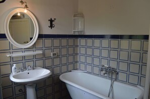 House, 3 Bedrooms | Bathroom