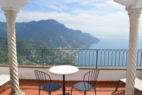 House, 3 Bedrooms | Balcony