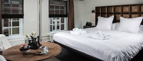Kamar Double Deluks, pemandangan kota | Minibar gratis, brankas, meja kerja, dan setrika/meja setrika