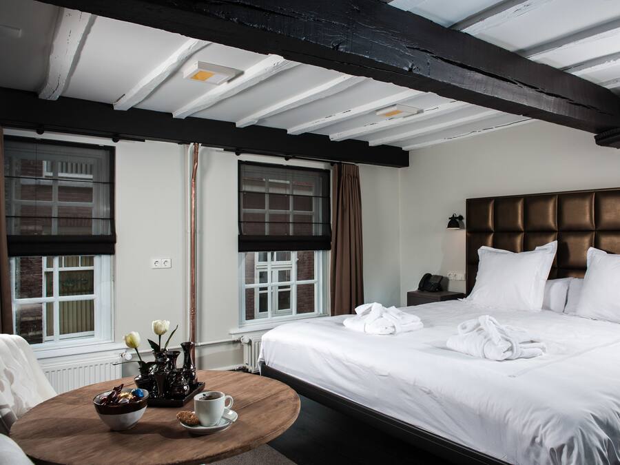 Quarto casal luxo, vista para a cidade | Frigobar (abastecido com itens grátis), cofres nos quartos, escrivaninha