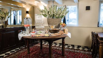 Free daily breakfast