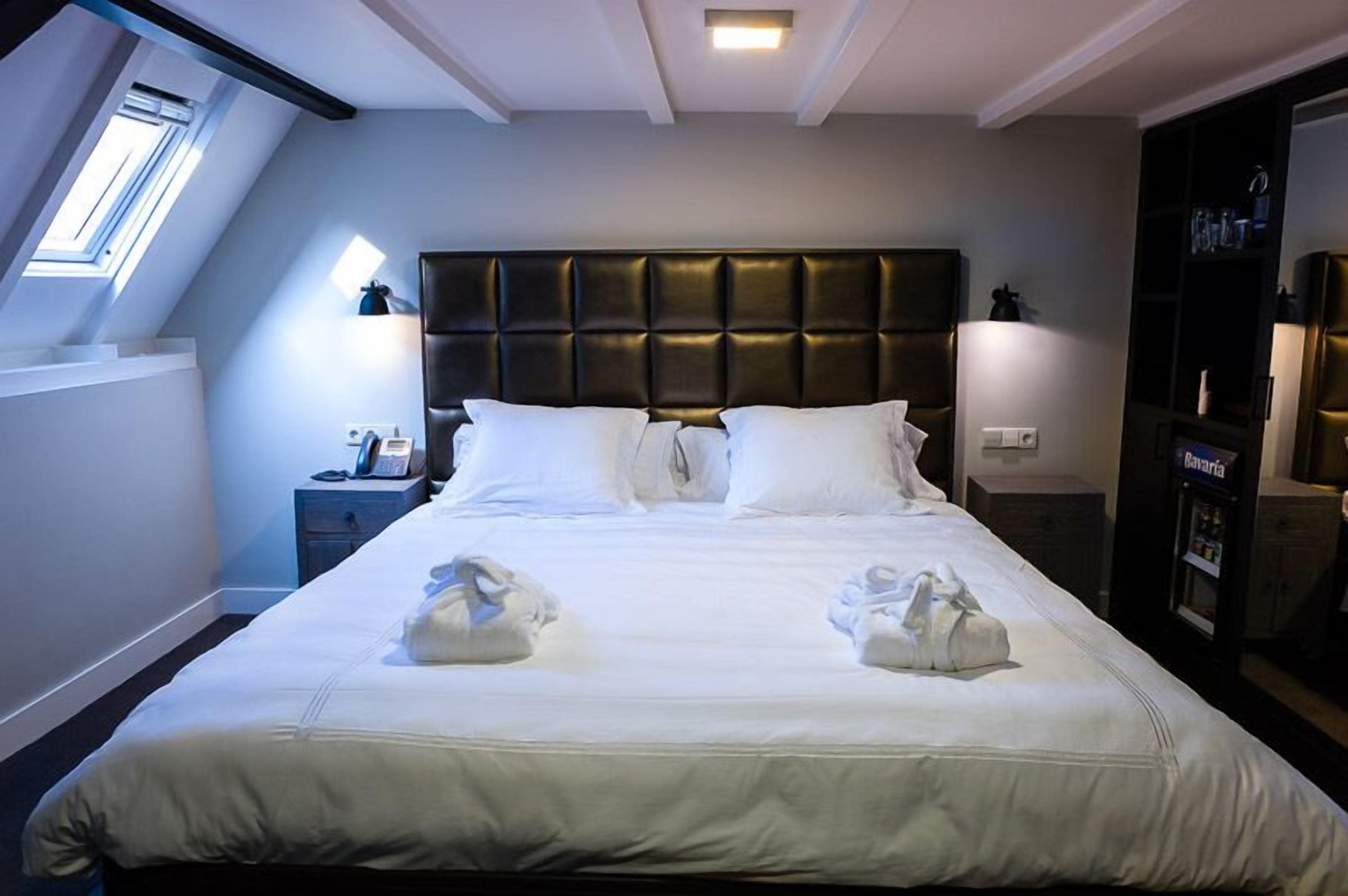 Deluxe tweepersoonskamer, uitzicht op stad | Een gratis minibar, een kluis op de kamer, een bureau