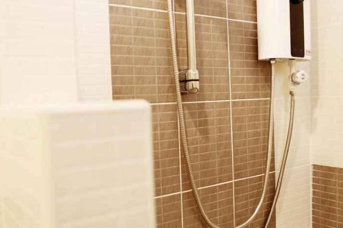 Shower, free toiletries, hair dryer