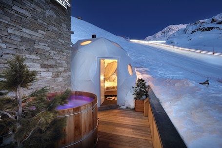 Igloo-Pod Hot Tub | Premium bedding, in-room safe, blackout drapes, soundproofing