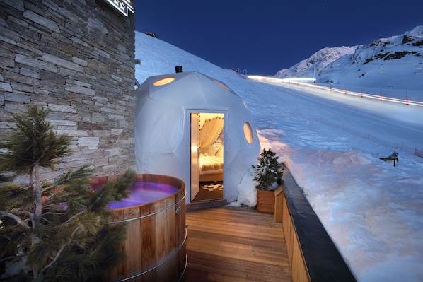Igloo-Pod Hot Tub | Premium bedding, in-room safe, blackout curtains, soundproofing - Hôtel Pashmina (Les Belleville)