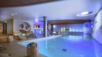 Kolam renang indoor, dengan kursi berjemur