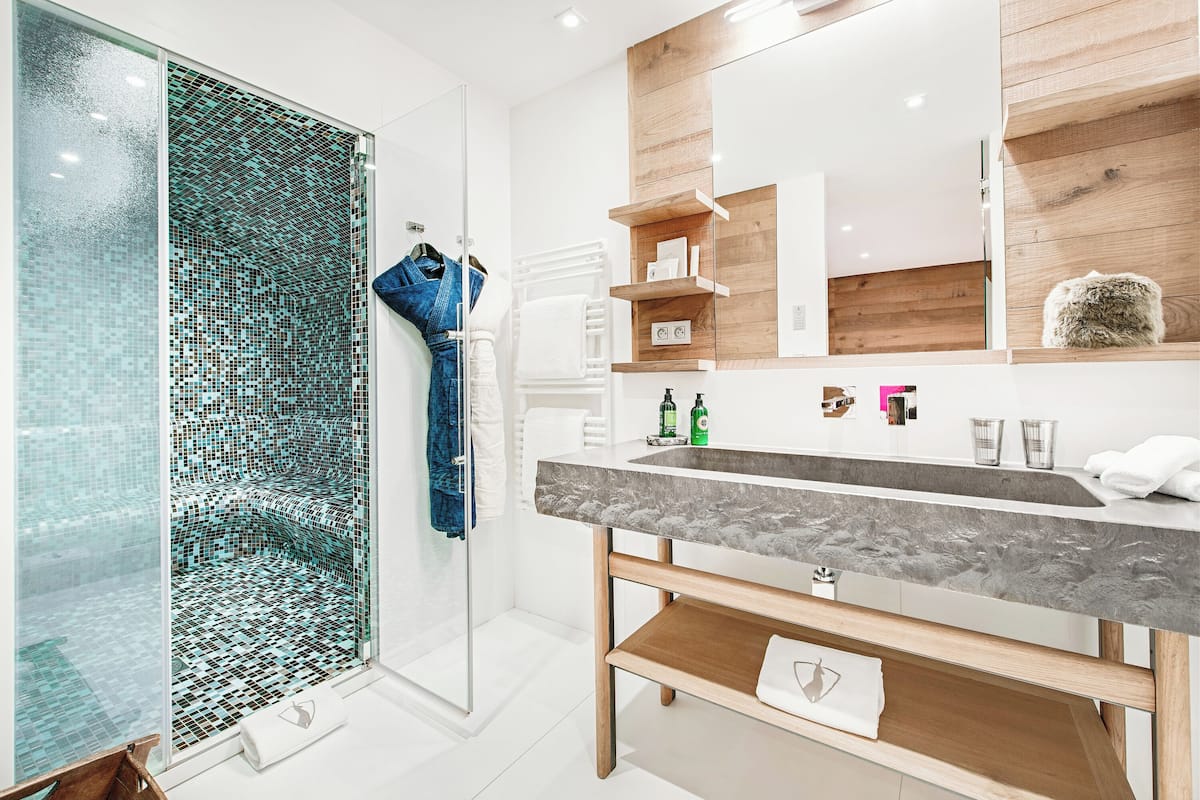 cosy home 4 bedrooms xxl | bathroom | rainfall showerhead, designer toiletries, hair dryer, bathrobes