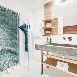 Suite Deluxe, 4 camere da letto, vista montagna (XXL) | Bagno | Set di cortesia firmato, asciugacapelli, accappatoio, pantofole