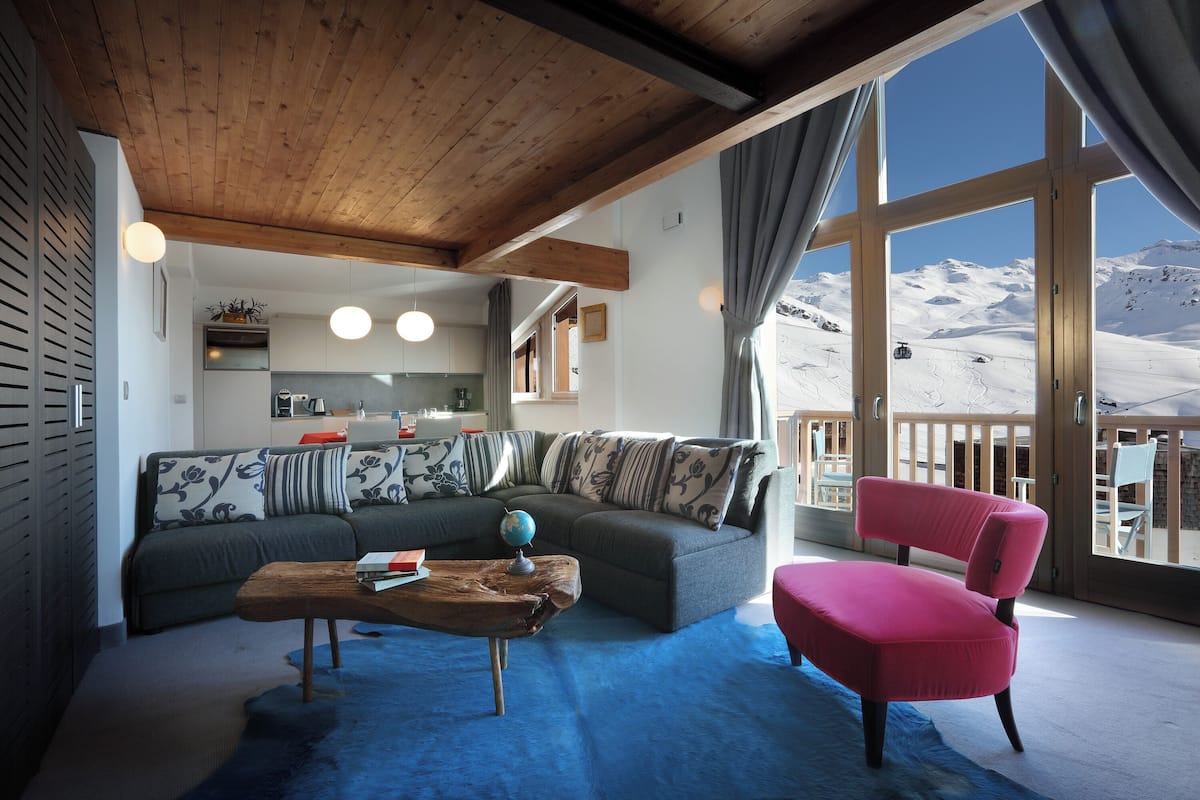 cosy home 2 bedrooms | living area | ipod dock, mp3 dock