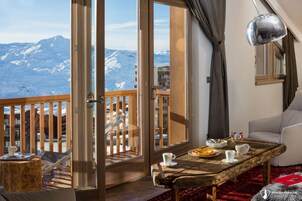 Ropa de cama de alta calidad y caja de seguridad en la habitación 