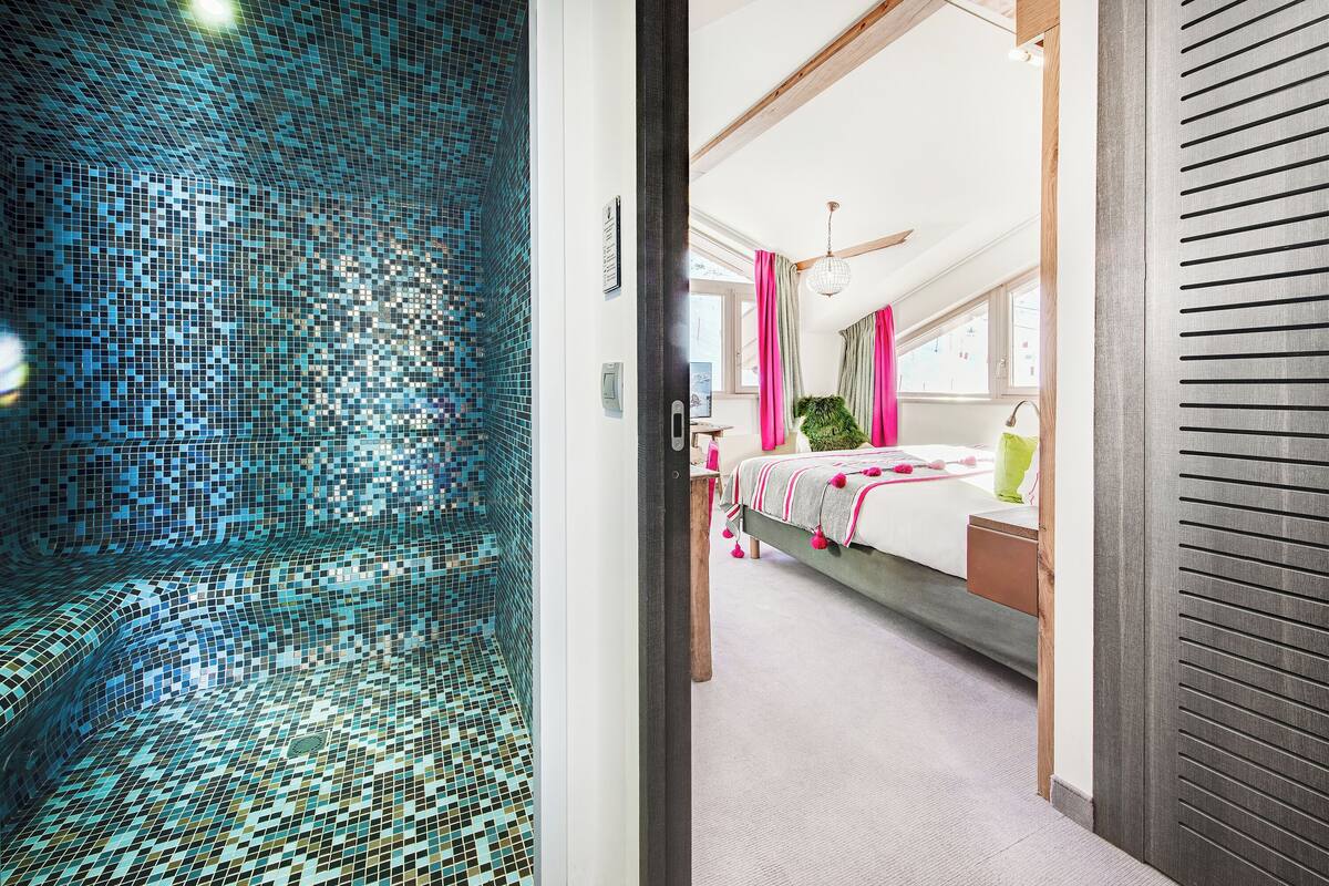 suite (prestige xxl) | bathroom | rainfall showerhead, designer toiletries, hair dryer, bathrobes