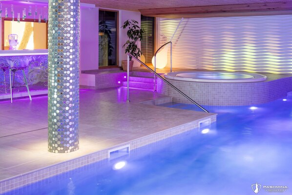 Piscine couverte, chaises longues