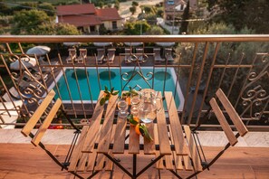 Seasonal outdoor pool, pool umbrellas, sun loungers