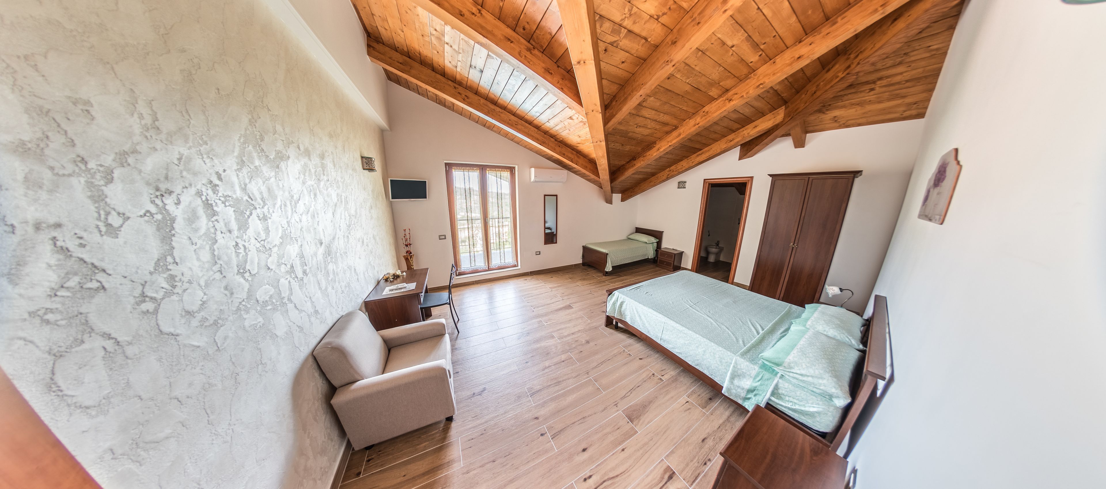 Exclusive-Dreibettzimmer, 1 Schlafzimmer, mit Bad, Poolblick | Schreibtisch, laptopgeeigneter Arbeitsplatz, kostenlose Babybetten