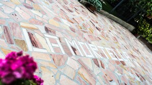 A mosaic with the word "LEMELLE" on a stone floor. - B&B La Mortella (Roccadaspide)