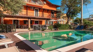 Piscine extérieure (ouverte en saison), parasols de plage