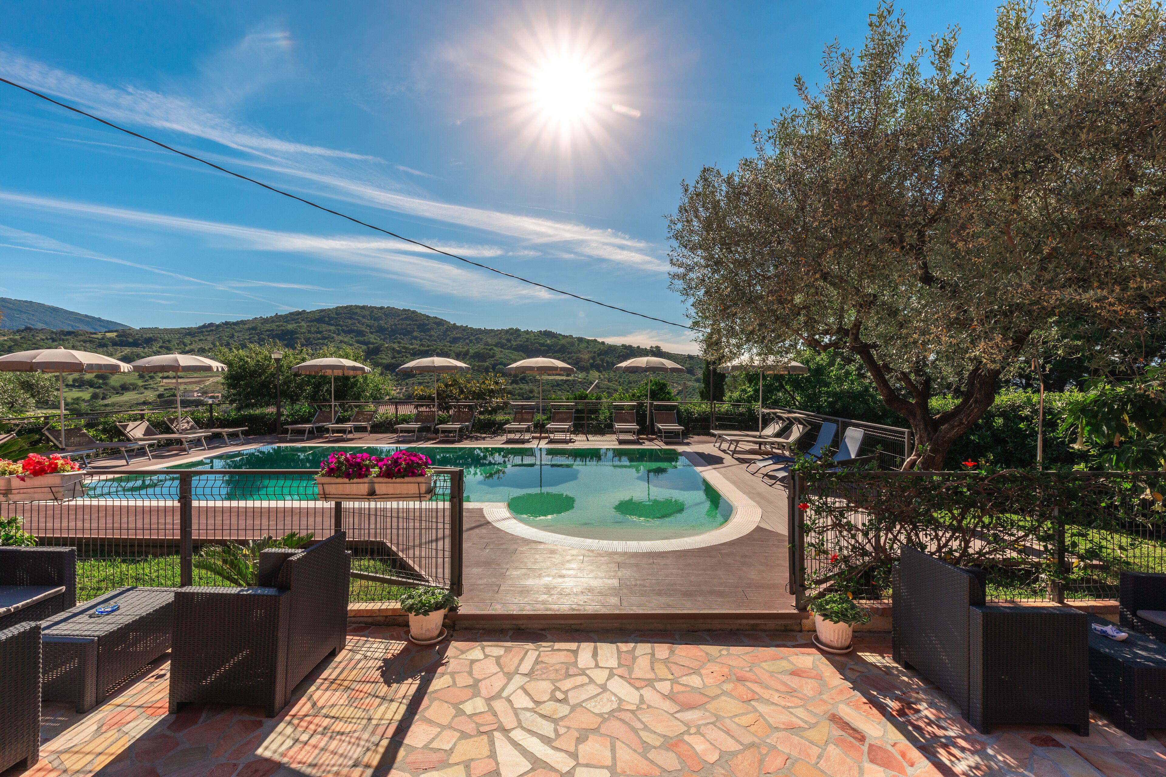 Piscina stagionale all'aperto, ombrelloni da piscina, lettini