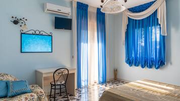 Quadrupla Deluxe, 2 camere da letto, bagno in camera, vista piscina | Una scrivania, postazione laptop, culle/letti per bambini (gratuiti)