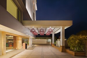 Fachada da propriedade à noite