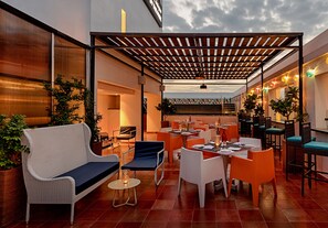 Bar à beira da piscina