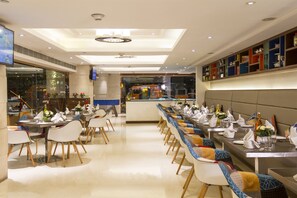 Café da manhã com buffet todos os dias (INR 450.00 por pessoa)