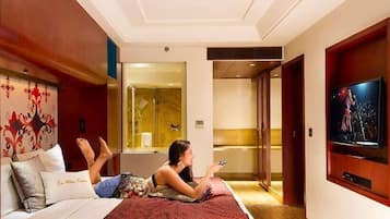 Zone Suite | Premium bedding, in-room safe, desk, laptop workspace