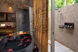 Habitación, piscina privada | Baño | Bañera y ducha independientes y bañera profunda