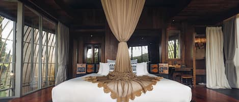 Cabane dans un arbre, piscine privée | 1 chambre, literie de qualité, minibar, coffre-fort