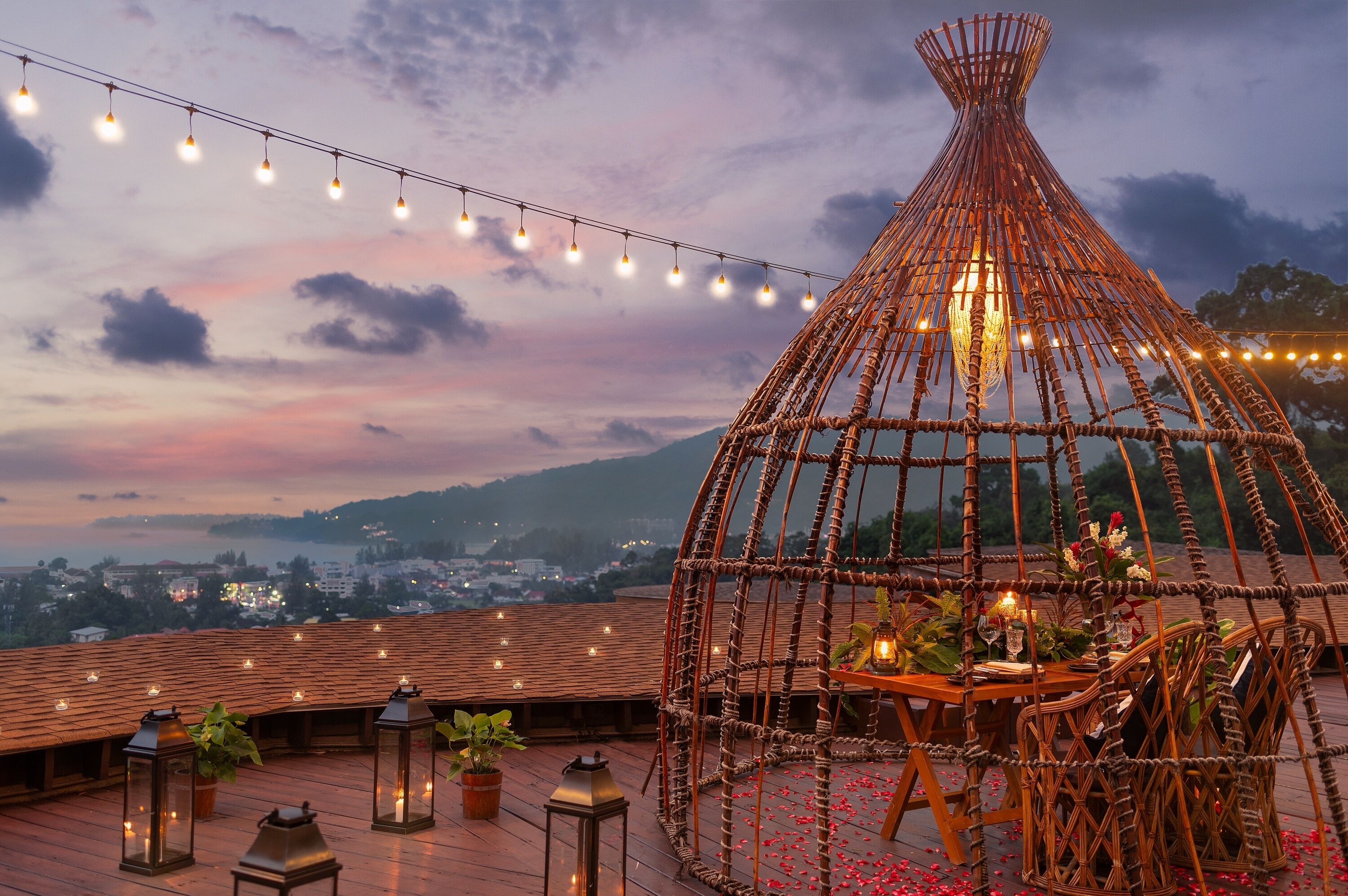 Breakfast, lunch, dinner served; international cuisine 