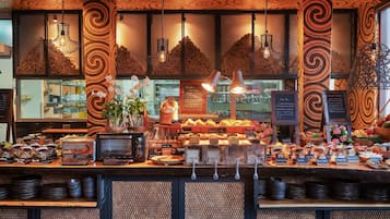 Free daily English breakfast