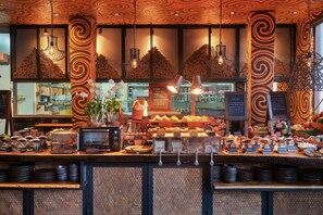 Free daily English breakfast 