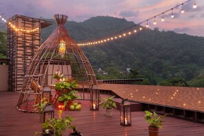 供应早餐、午餐和晚餐，国际美食