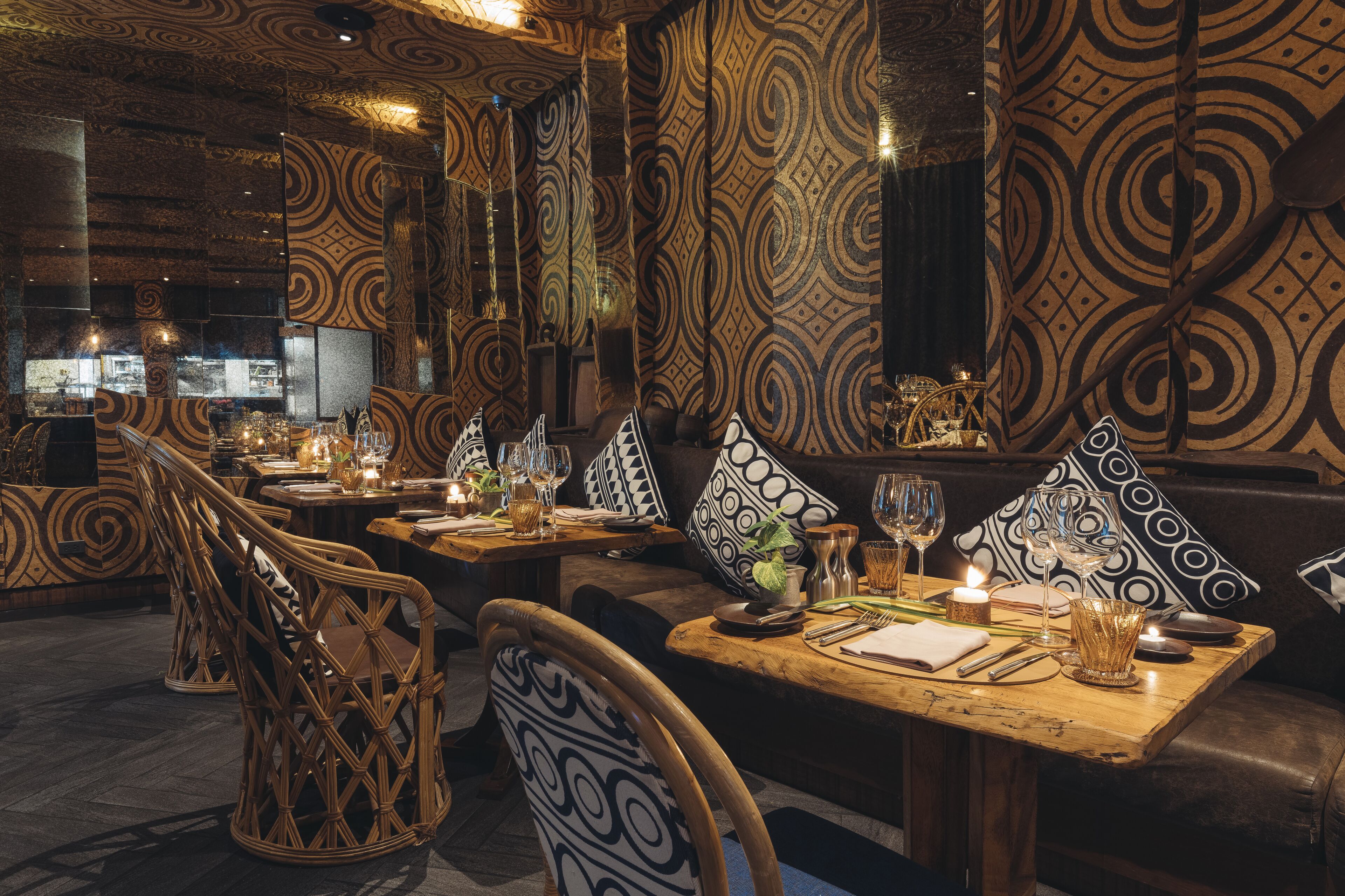 breakfast, lunch, dinner served; international cuisine