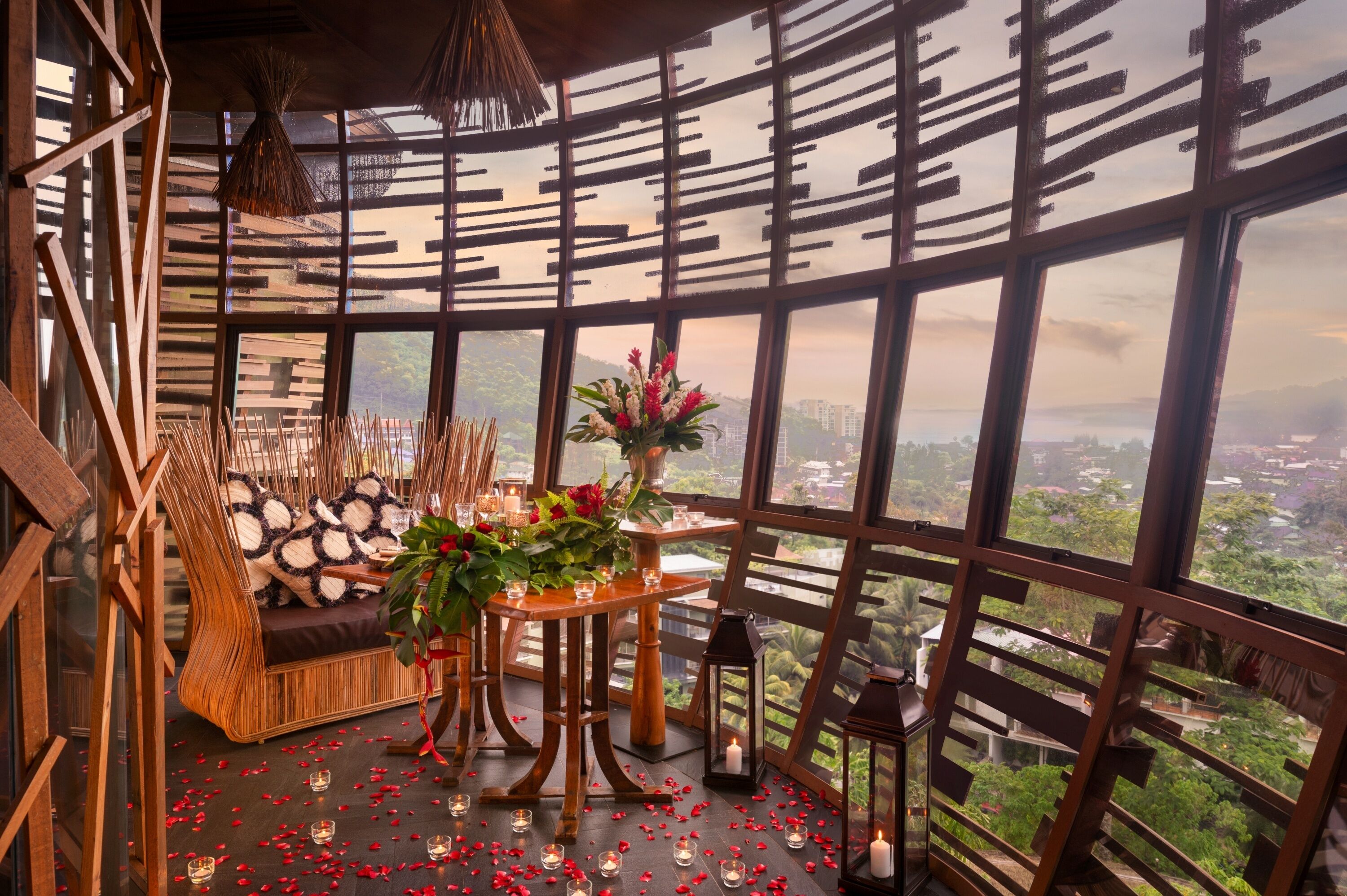 Breakfast, lunch, dinner served; international cuisine 