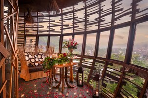 Se sirven desayunos, almuerzos y cenas; cocina internacional