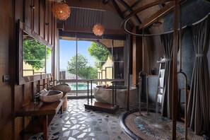 Habitación, piscina privada (Bird's Nest) | Baño | Bañera y ducha independientes y bañera profunda