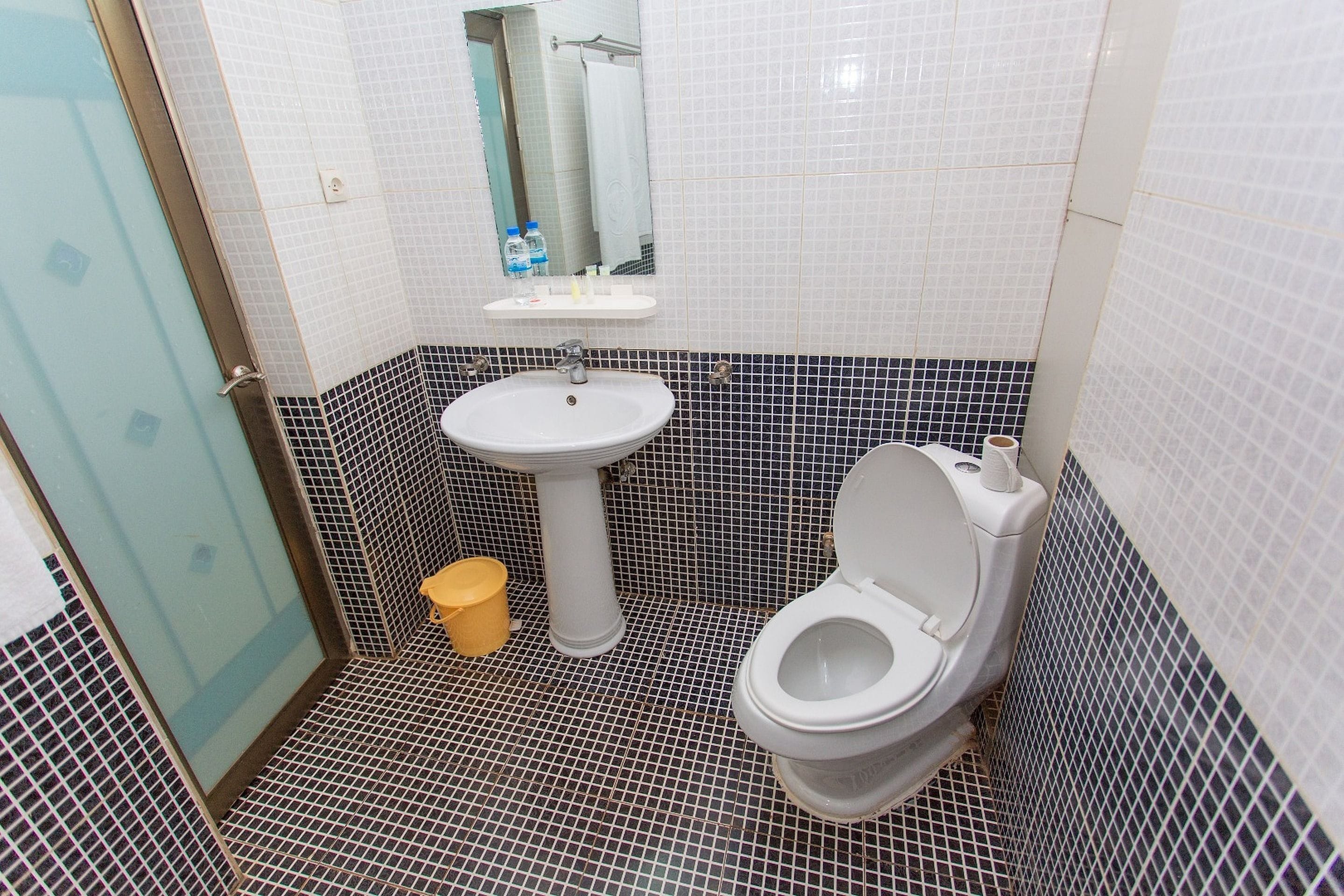 combined shower/bathtub, jetted bath, hair dryer, slippers