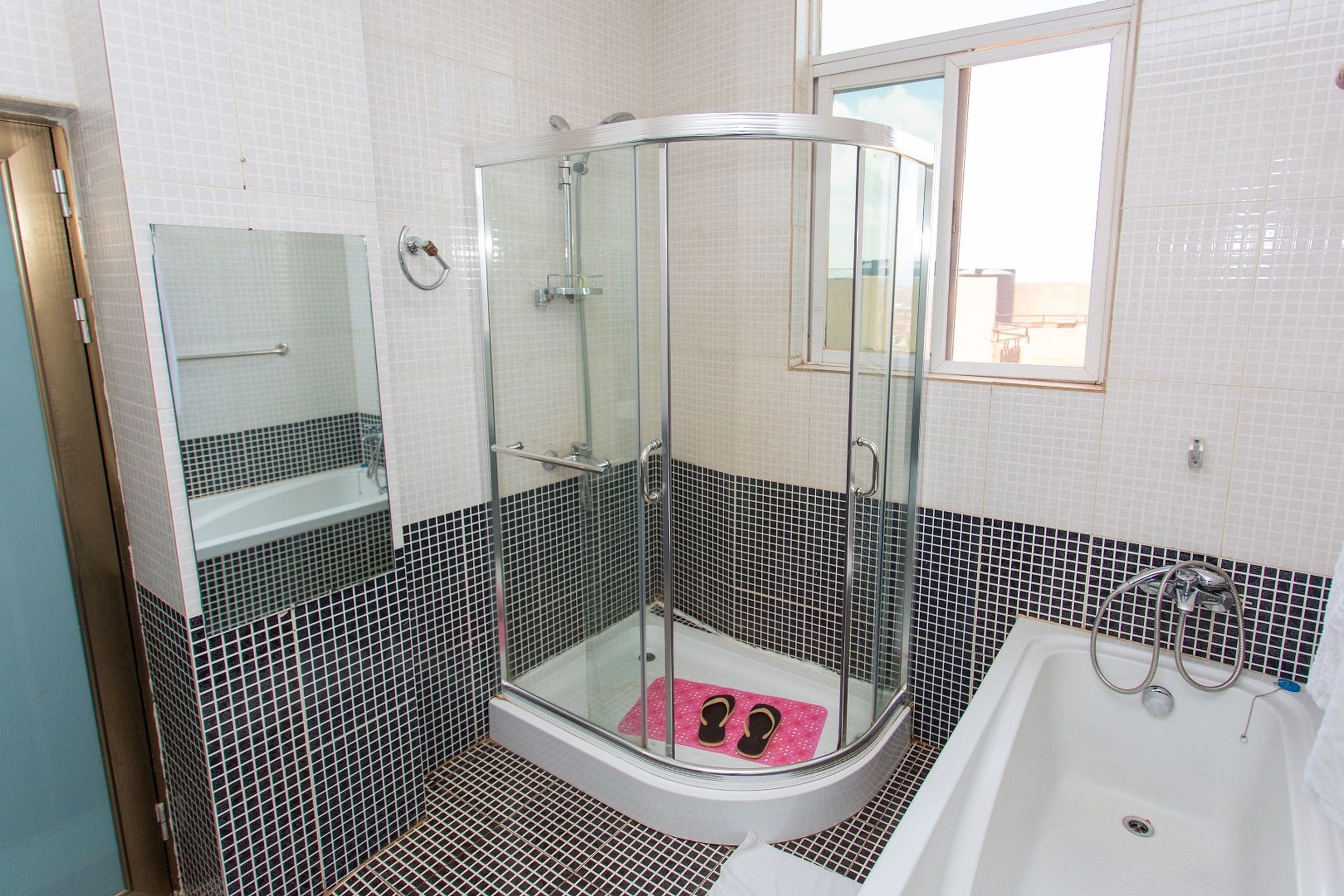 executive suite | bathroom | combined shower/bathtub, jetted bath, hair dryer, slippers