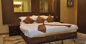 Schreibtisch, schallisolierte Zimmer, Bügeleisen/Bügelbrett