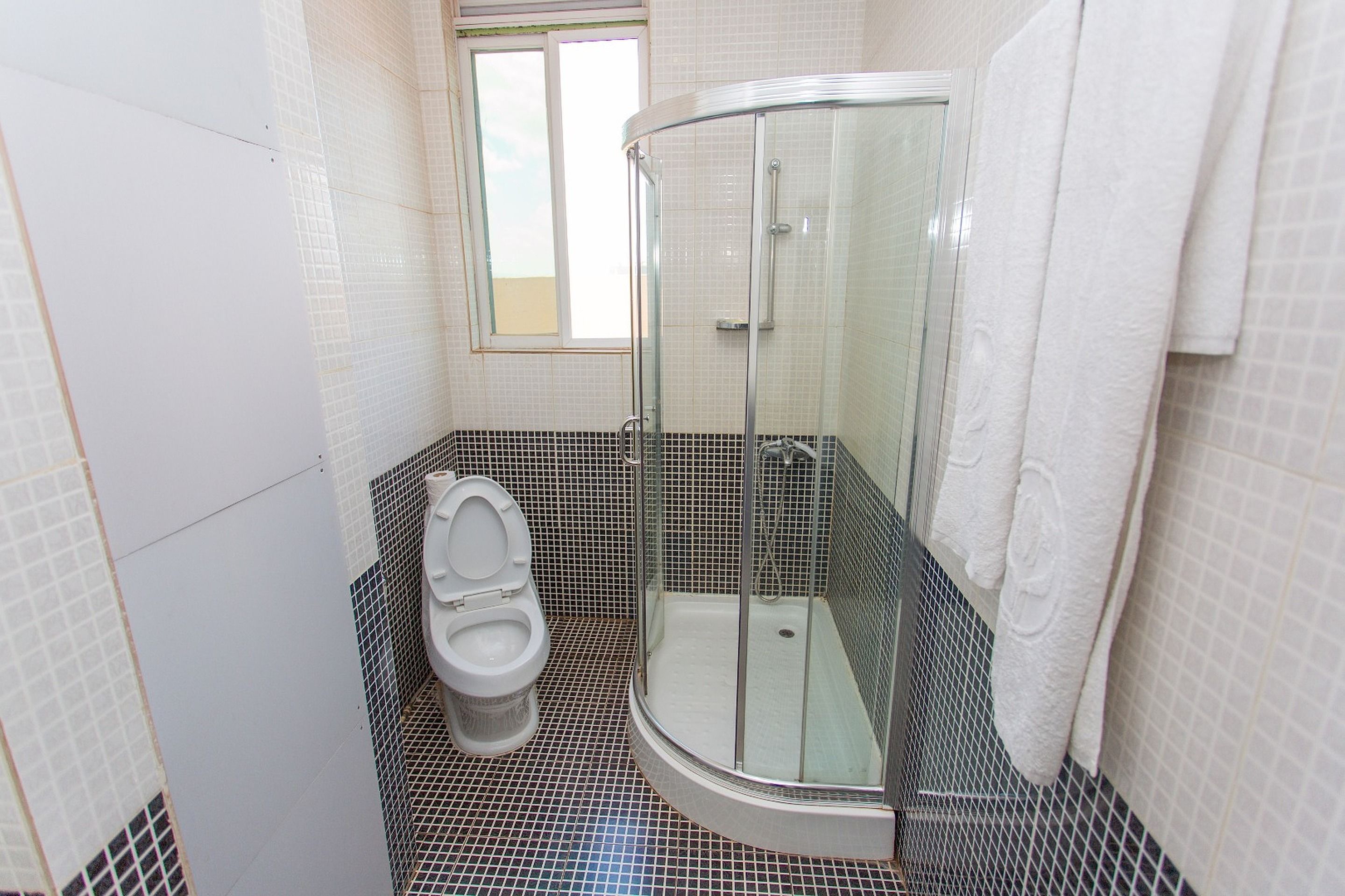 combined shower/bathtub, jetted bath, hair dryer, slippers