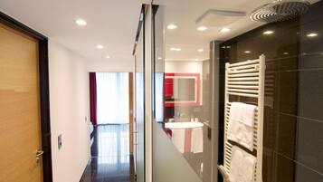 Luxury-Suite (Double Room) | Badezimmer | Dusche, Designer-Toilettenartikel, Haartrockner, Handtücher