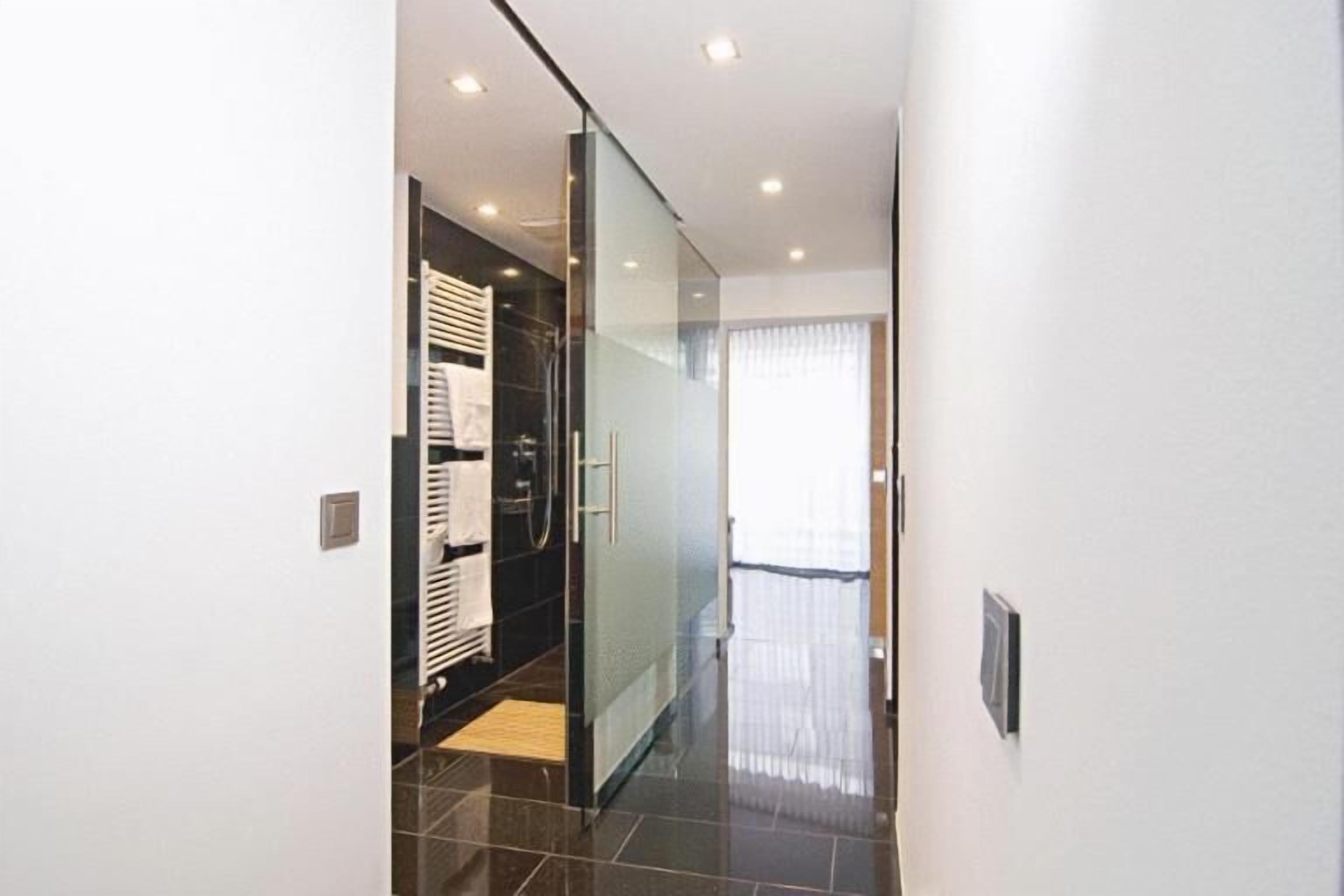 Dusche, Designer-Toilettenartikel, Haartrockner, Handtücher