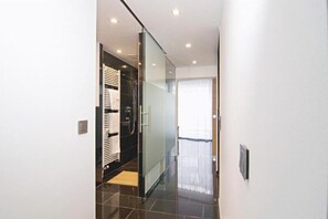 淋浴设施、名牌洗护用品、吹风机、毛巾