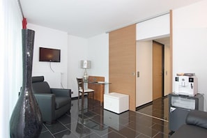 奢华套房 (Double Room) | 起居区 | 平板电视