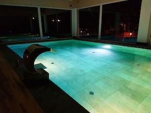 Piscine couverte, chaises longues