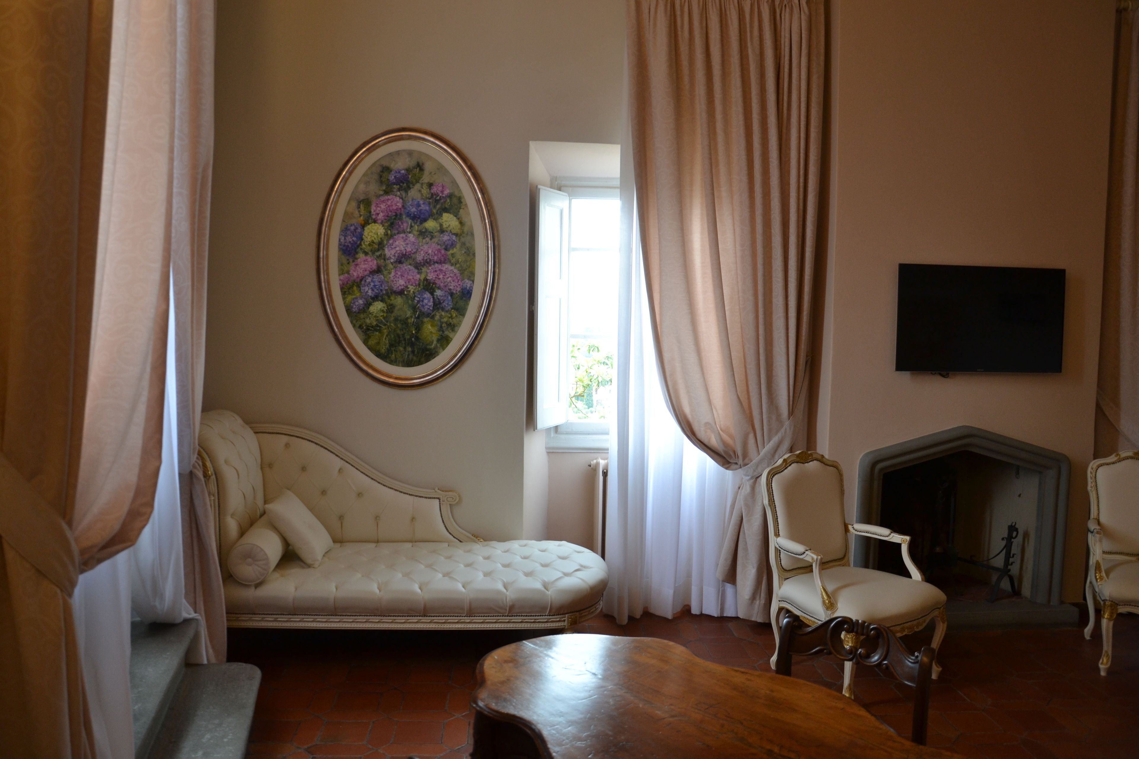 room (della duchessa con vista) | living area | flat-screen tv