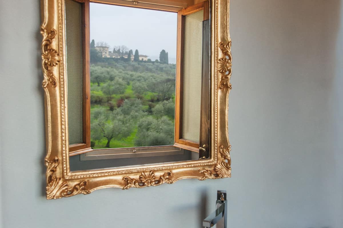 shower, rainfall showerhead, free toiletries, hair dryer