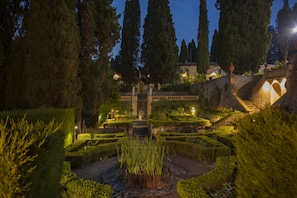 A formal garden with neatly trimmed hedges, a central fountain, and stone pathways. - Art Hotel Villa Agape (Florence)