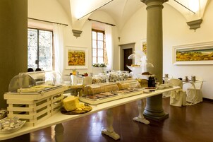 Un'impostazione a buffet con diversi cibi e un lungo tavolo.
