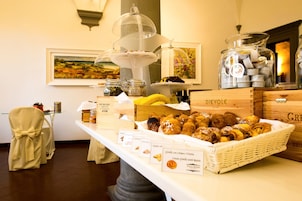 Un buffet con diversi dolci e una selezione di formaggi.